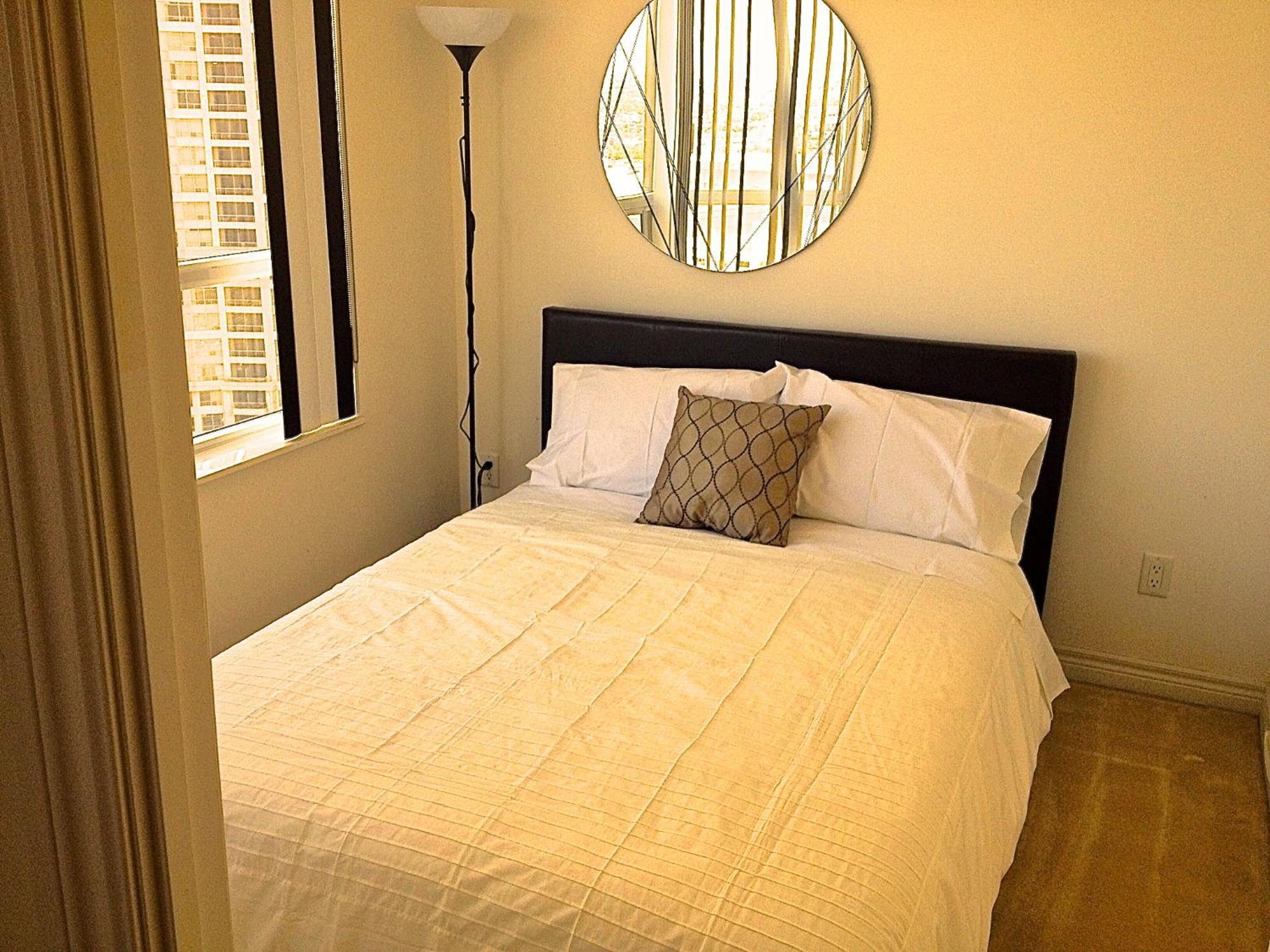 Royal Stays Furnished Apartments - Square One Μισισάουγκα Δωμάτιο φωτογραφία