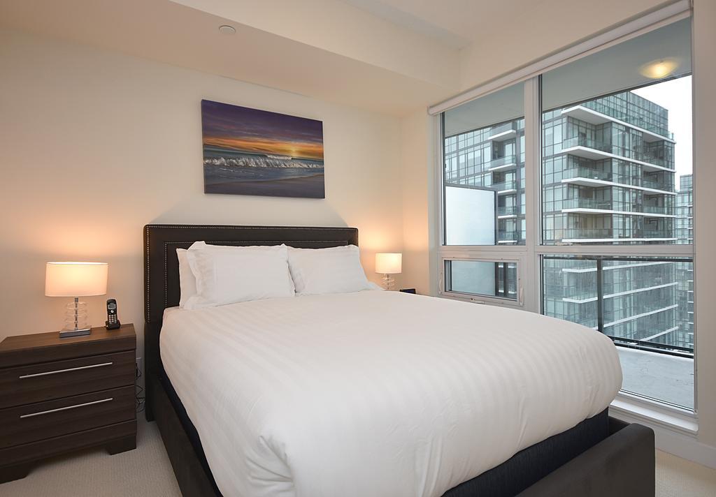 Royal Stays Furnished Apartments - Square One Μισισάουγκα Εξωτερικό φωτογραφία