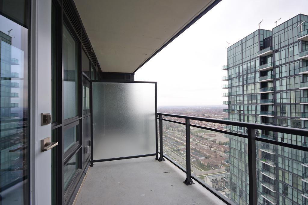 Royal Stays Furnished Apartments - Square One Μισισάουγκα Εξωτερικό φωτογραφία