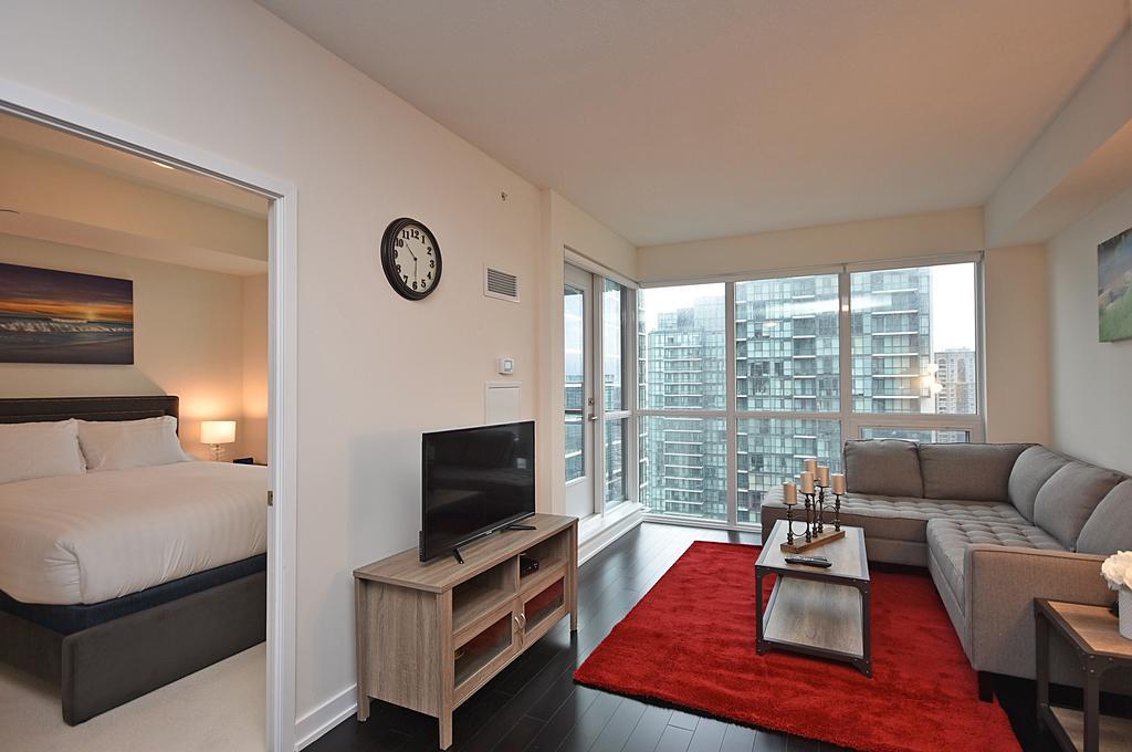 Royal Stays Furnished Apartments - Square One Μισισάουγκα Εξωτερικό φωτογραφία