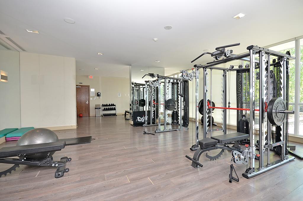 Royal Stays Furnished Apartments - Square One Μισισάουγκα Εξωτερικό φωτογραφία